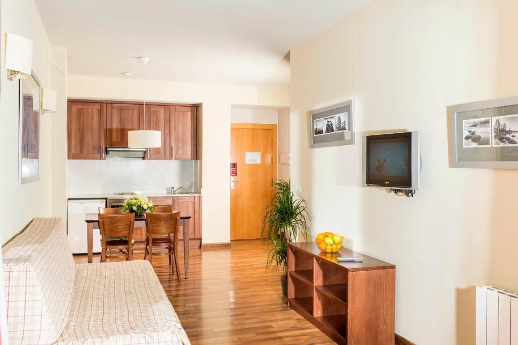 APARTMENT CAPACITY 4 Room, Guitart La Molina Aparthotel & Spa, Costa Brava
