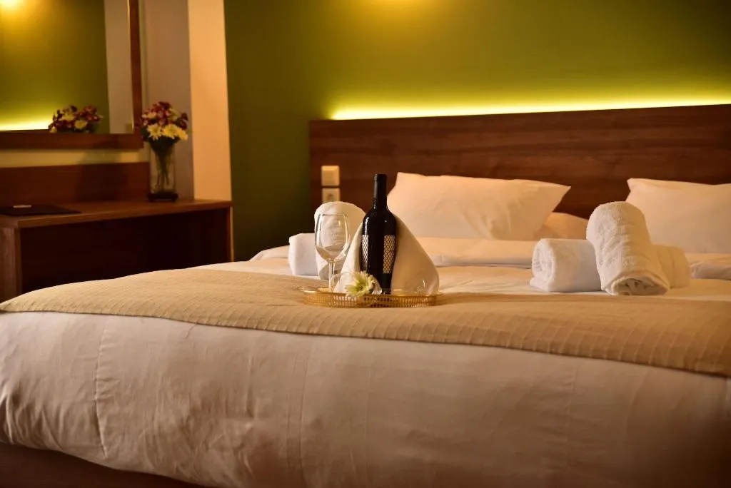 Room, Mont Helmos, Athens