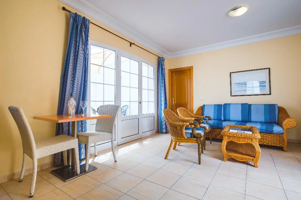 BUNGALOW WITH JACUZZI Room, Apartamentos LIVVO Coloradamar, Lanzarote