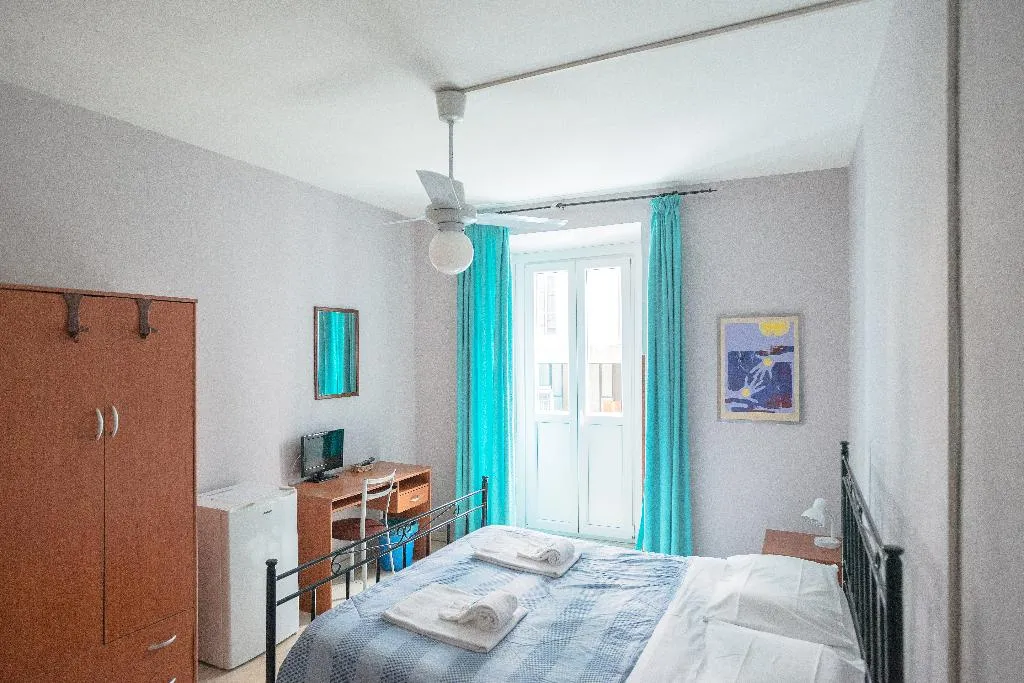 Double or Twin WITH SHARED BATHROOM Room, Gialel B&b, Rome
