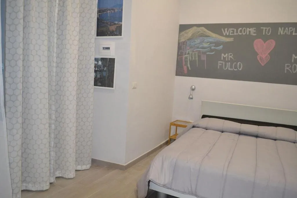 Room, Bassetto 013, Naples