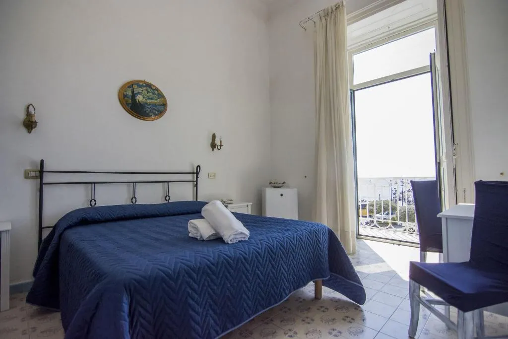 DOUBLE SUPERIOR Room, Fontana, Naples