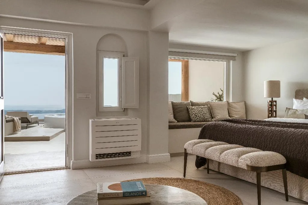 SUITE GRAND Room, Aqua Luxury Suites, Santorini