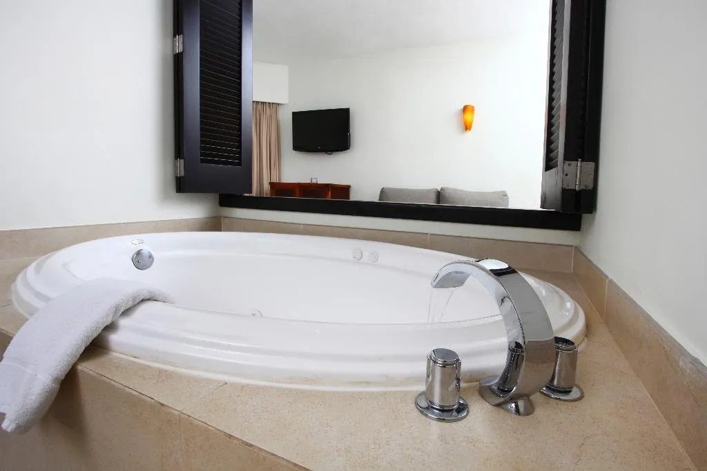 DOUBLE CLASSIC DELUXE Room, Sandos Caracol Nature Resort & Water Park All Incl, Playa Del Carmen