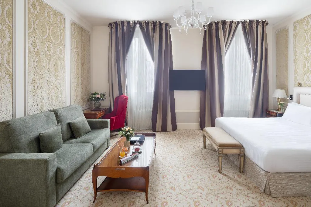 FAMILY ROOM CAPACITY 7 Room, El Palace, Barcelona