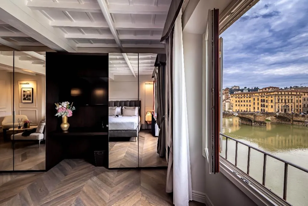 JUNIOR SUITE RIVER VIEW Room, Palazzo Alfieri, Florence