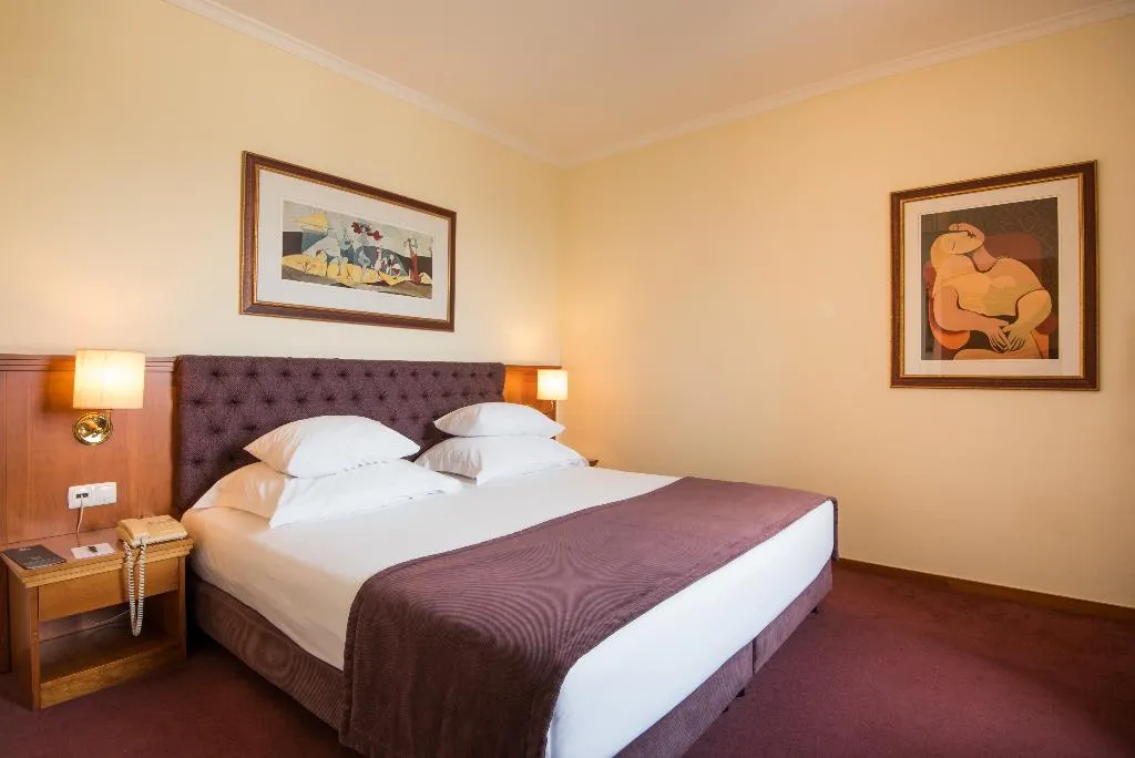 JUNIOR SUITE SUPERIOR CAPACITY 3 Room, Vila Gale Porto, Porto