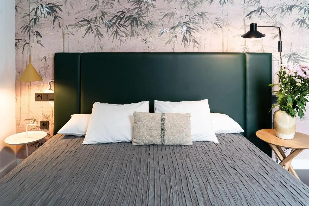 Room, Welldone Quality-Crystal Pool, Seville
