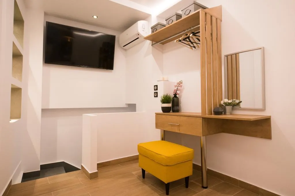 SUITE CAPACITY 3 Room, Kyveli Luxury Suites, Athens