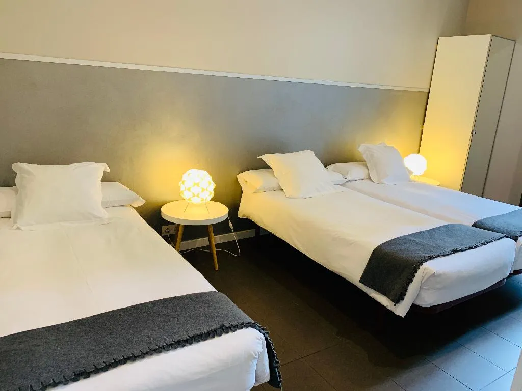 TRIPLE Shared external bathroom Room, Super Balmes Guest House, Barcelona
