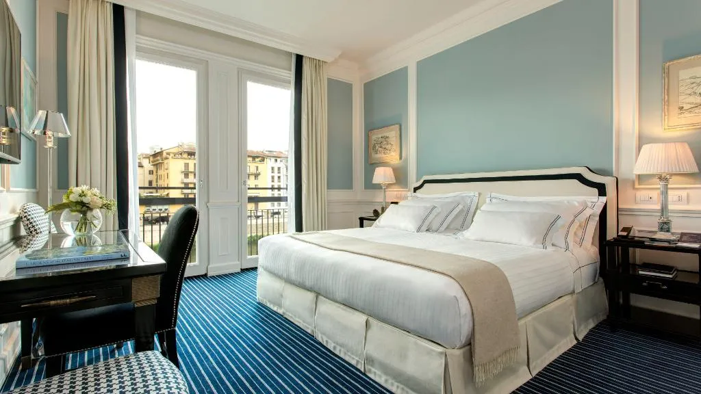 DOUBLE DELUXE RIVER VIEW Room, Hotel Lungarno, Florence