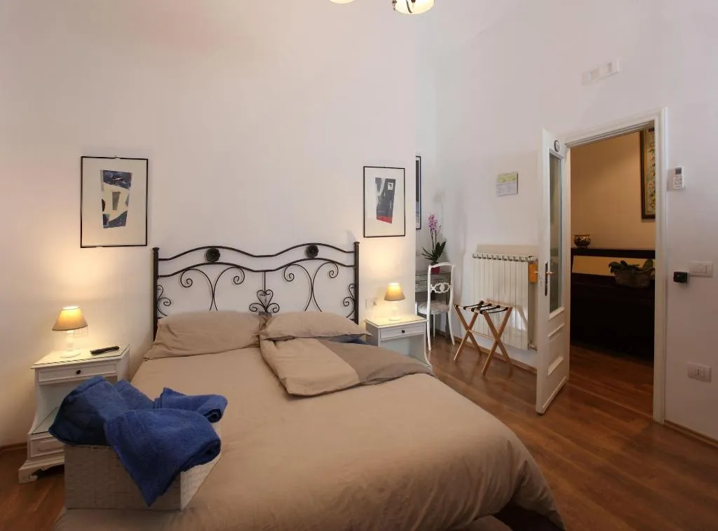 Room, Napolipietrasanta, Naples