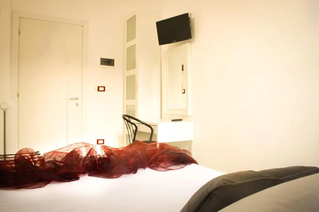 Room, RossoVino, Milan