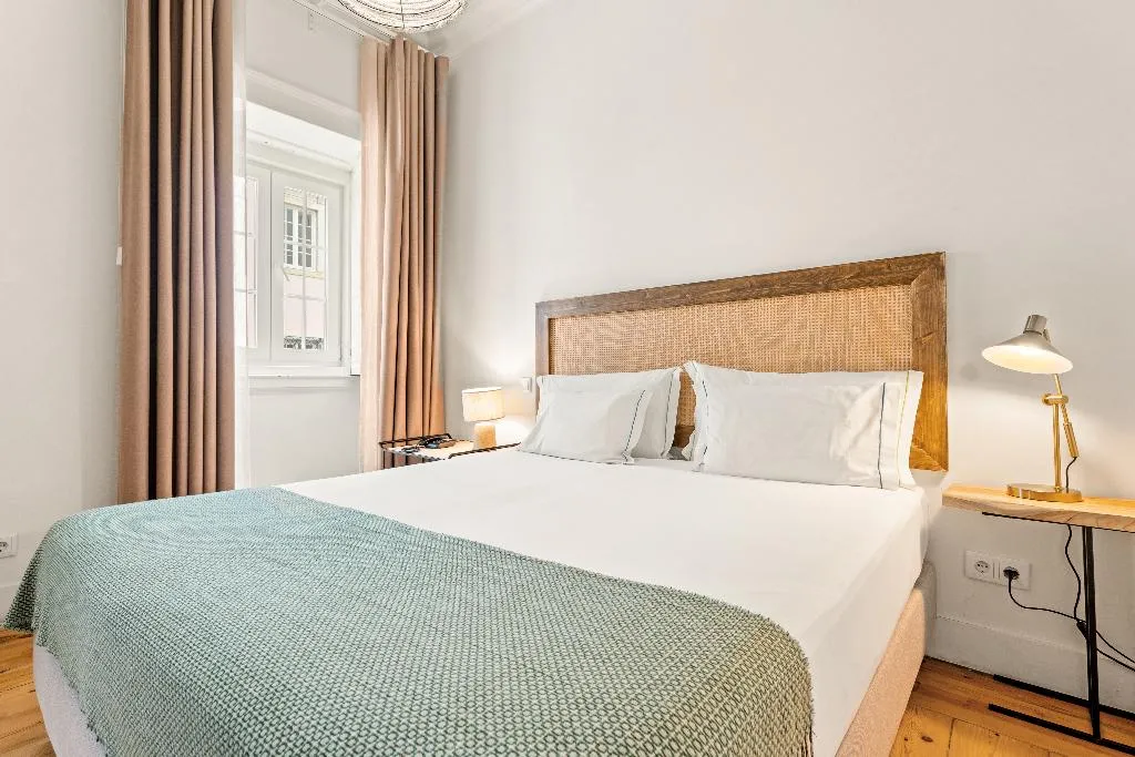 DOUBLE CLASSIC QUEEN BED Room, Jardim Da Lapa By Shiadu, Lisbon