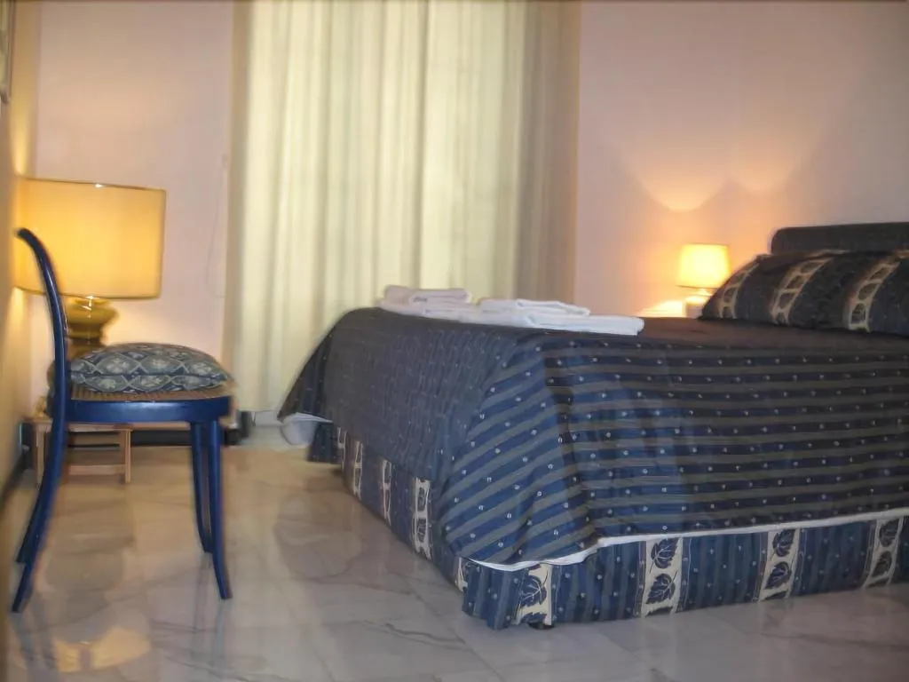 Room, 2 Be Home Colosseo, Naples