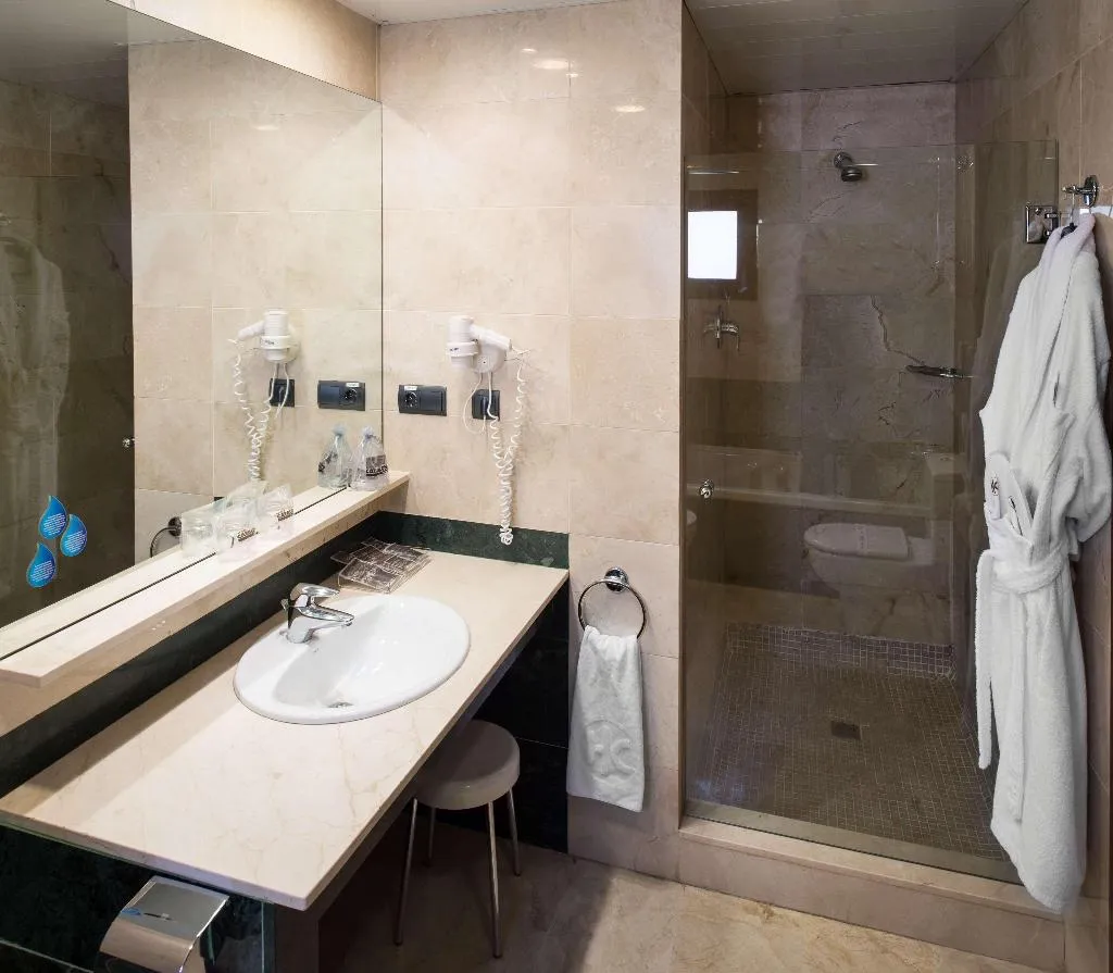 Room, Catalonia Born, Barcelona