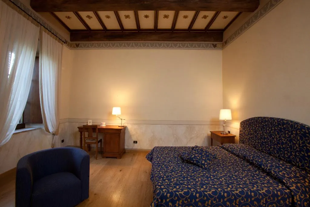 Room, Castello di Baccaresca, Umbria