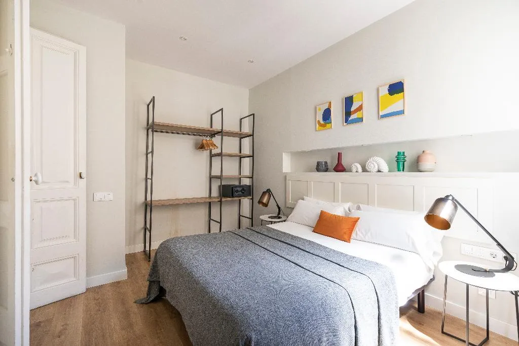 APARTMENT TWO BEDROOMS TWO BATHROOMS Room, Aspasios Urquinaona Design, Barcelona