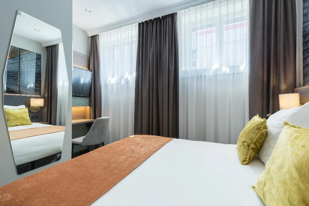 DOUBLE INNER Room, Leonardo Hotel Amsterdam Museum Quarter, Amsterdam