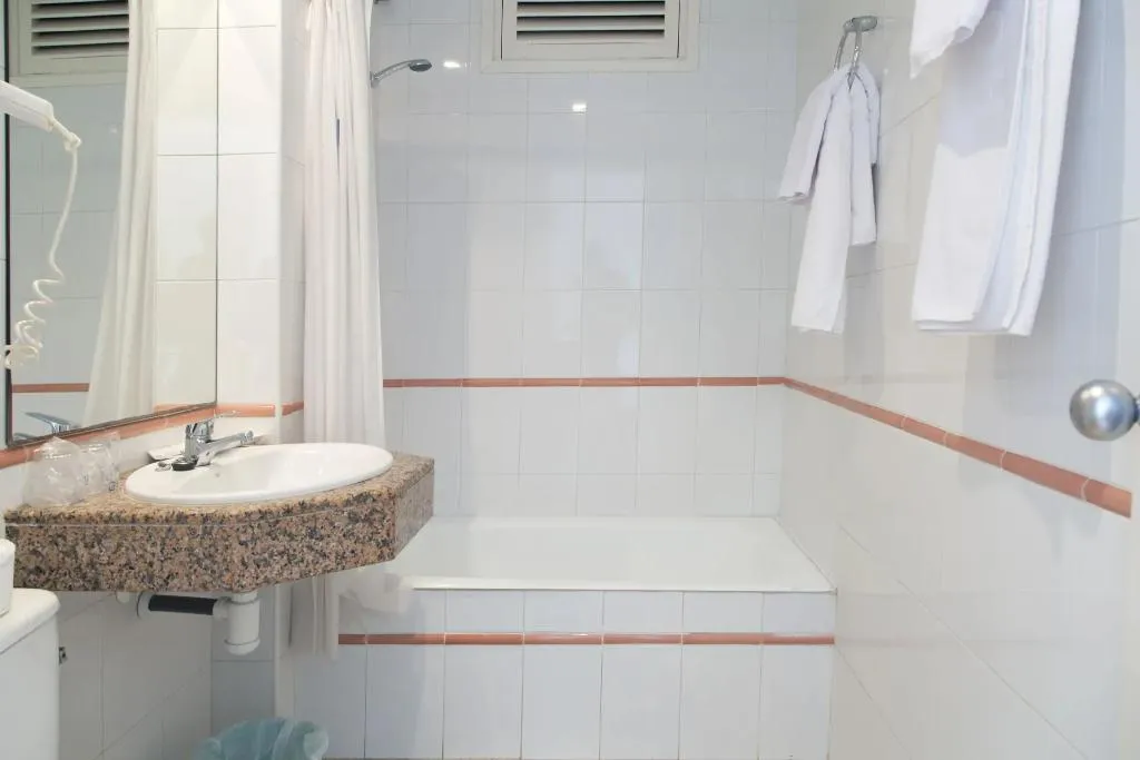 TRIPLE WITH BALCONY Room, GHT Balmes - Apartaments & Splash, Costa Brava