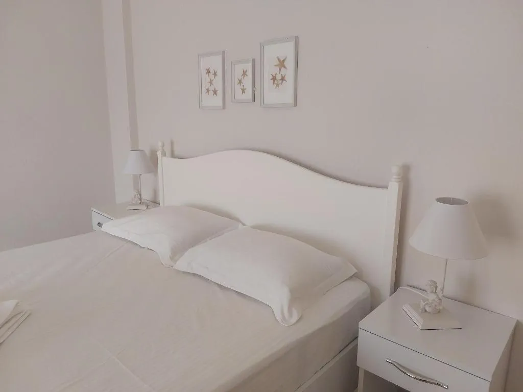 Room, Grandma's Garden, Dalaman