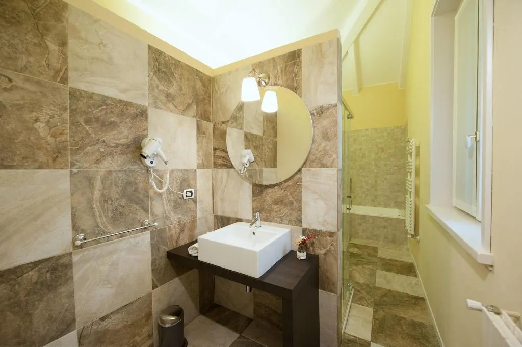 Room, Thea Monza, Milan