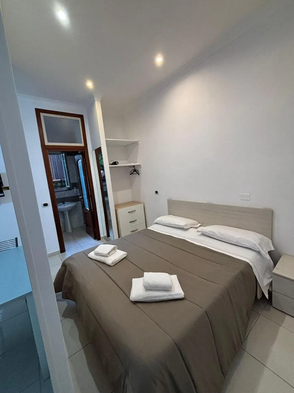 Room, Home To Fly, Naples