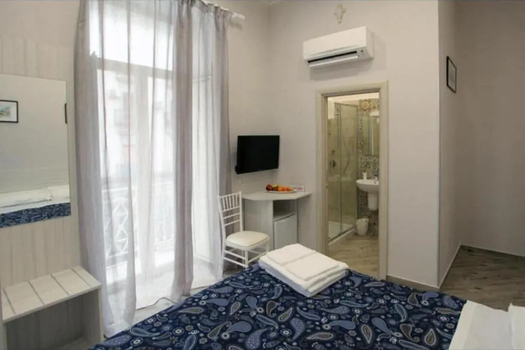 Room, B B Alla Ferrovia, Naples