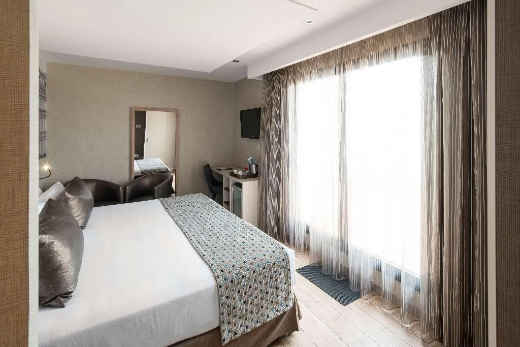 Room, Catalonia Born, Barcelona