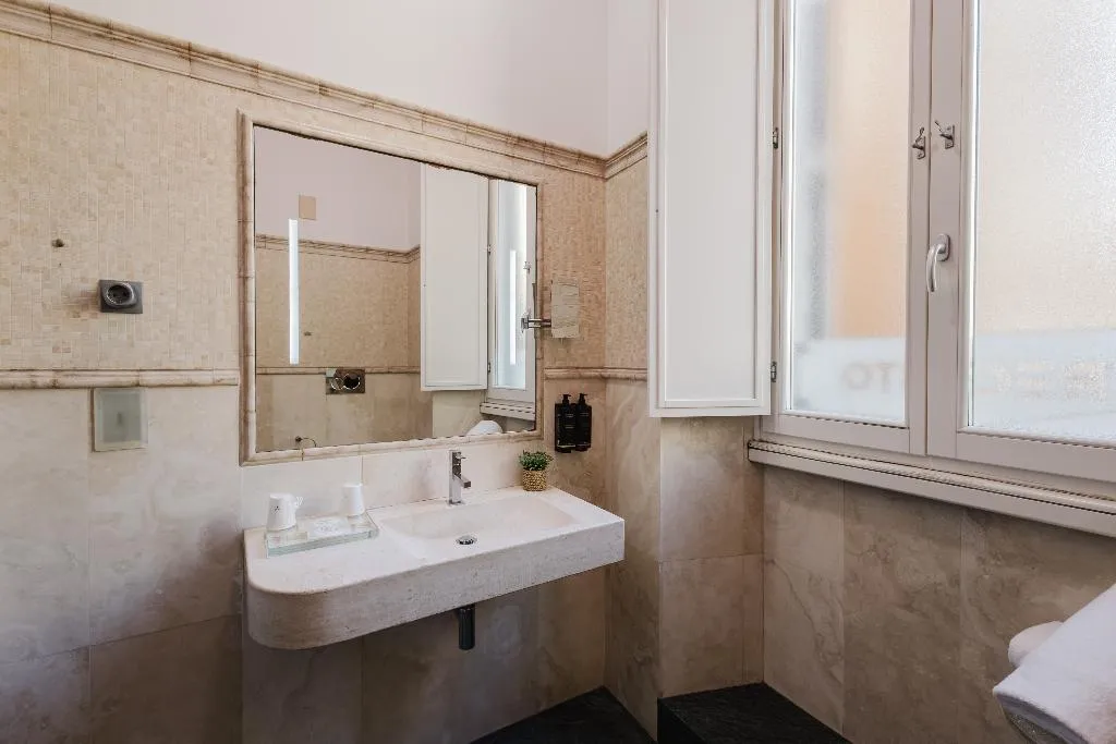 DOUBLE SUPERIOR Room, Hotel Trecento, Rome