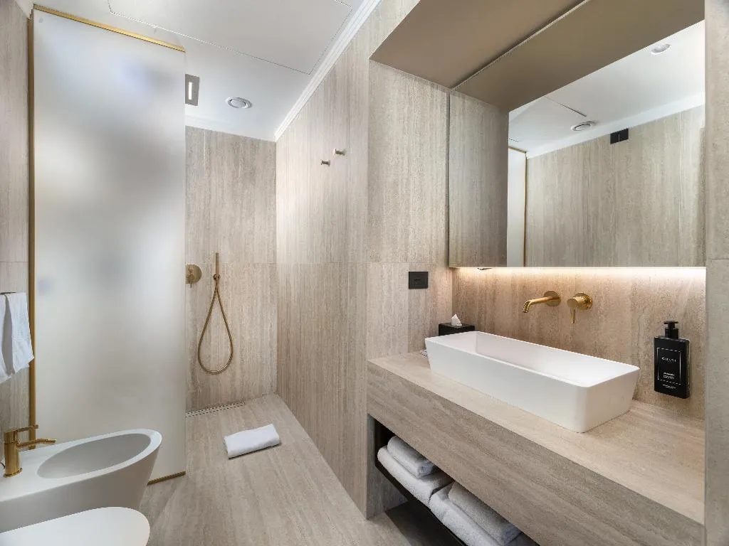 JUNIOR SUITE WITH VIEWS Room, The Glamore Milano Duomo, Milan