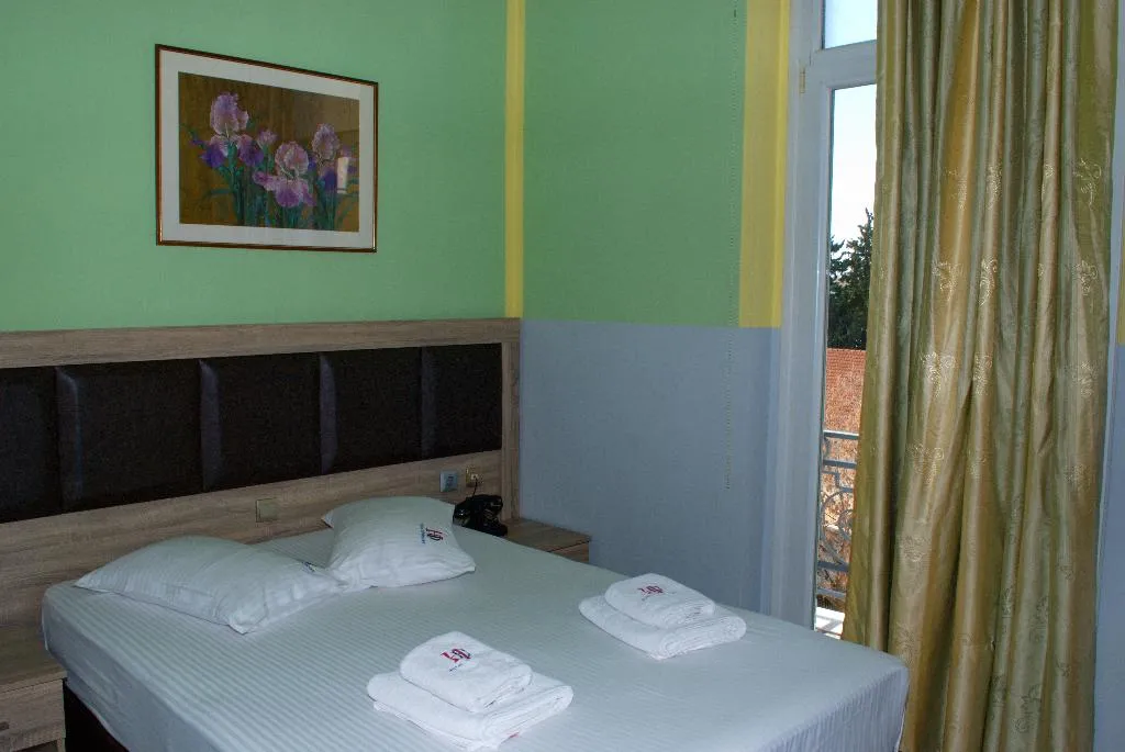 Room, Diethness, Athens