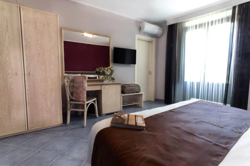 Room, Soleluna, Naples