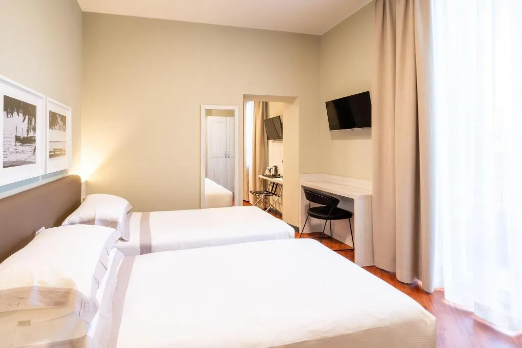 FAMILY ROOM KING SIZE BED Room, Albergo Centrale, Milan