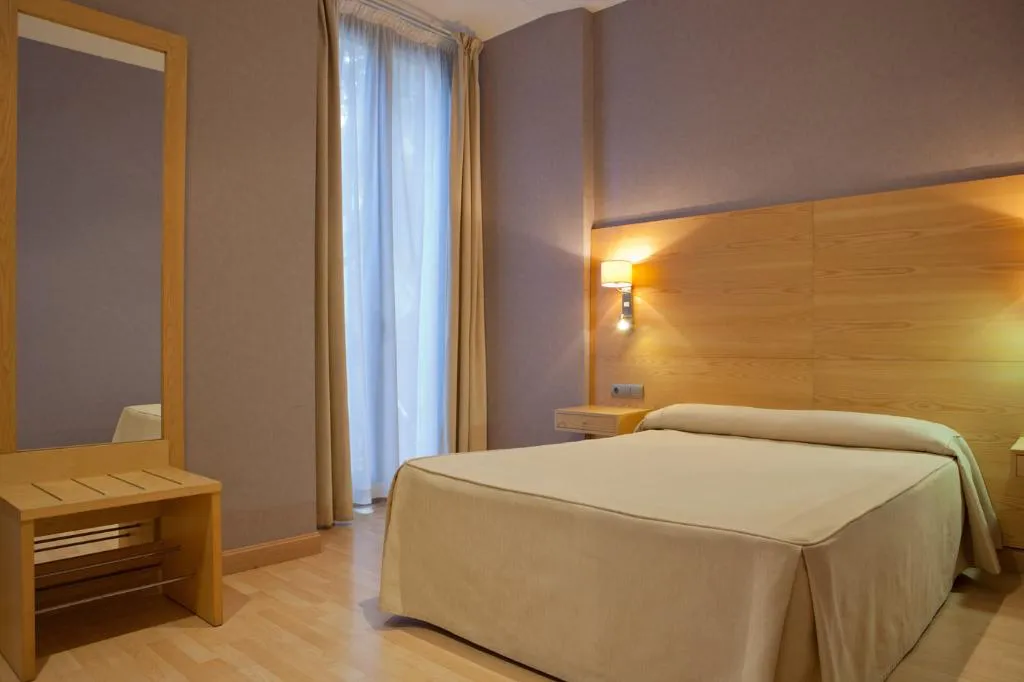 Double or Twin STANDARD Room, Hotel Sant Agusti, Barcelona