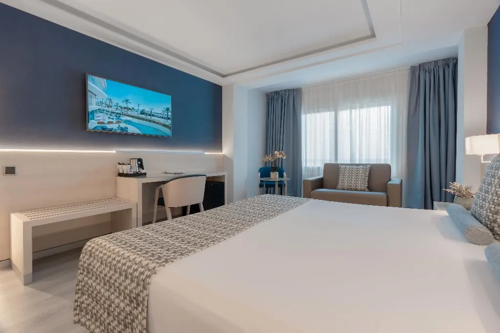 TRIPLE MOUNTAIN VIEW Room, Calipolis, Costa Brava