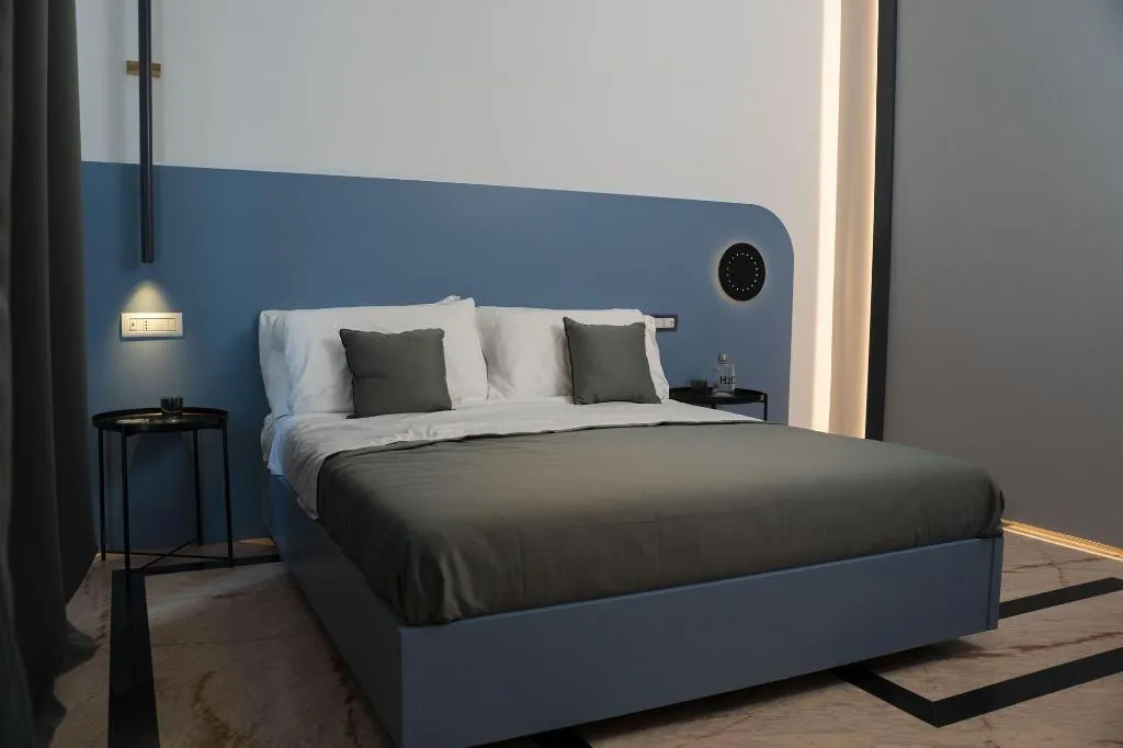 Room, Rettifilo 311, Naples