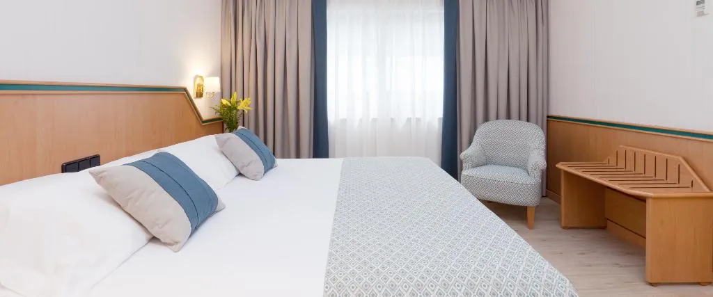 DOUBLE STANDARD Room, Santos Praga, Madrid