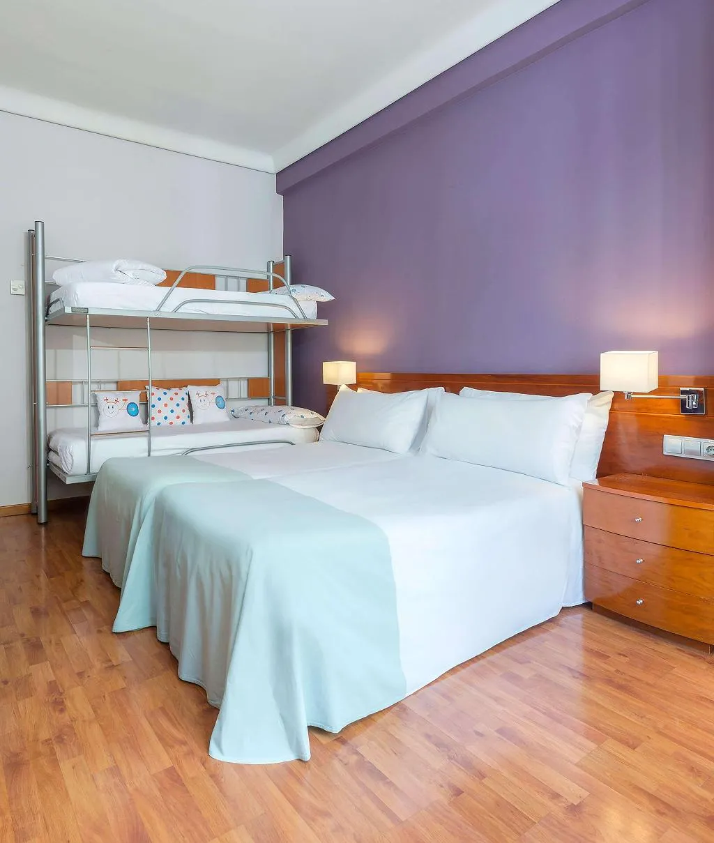 FAMILY ROOM STANDARD Room, Hotel Madrid Centro Affiliated by Meliá, Madrid