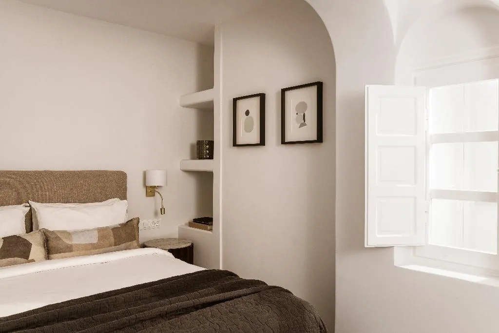 SUITE GRAND Room, Aqua Luxury Suites, Santorini