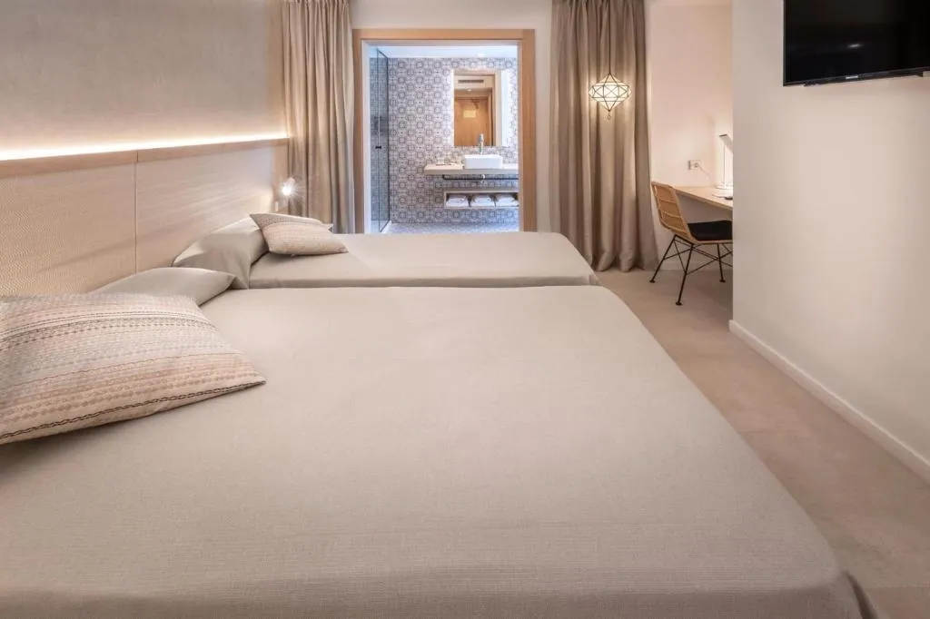 TRIPLE STANDARD Room, Hotel Alhambra, Costa Brava