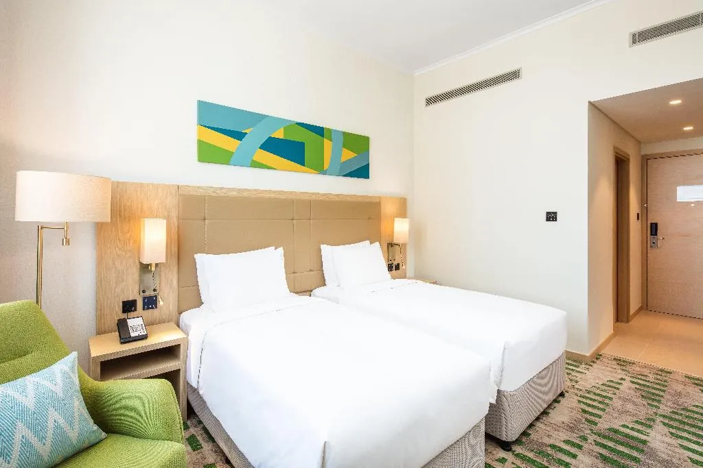 TWIN SMOKING PREMIUM Room, Holiday Inn Hotel & Suites Dubai Science Park, Dubai