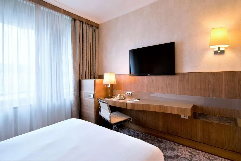 DOUBLE GUEST ROOM KING BED Room, Hilton Milan, Milan