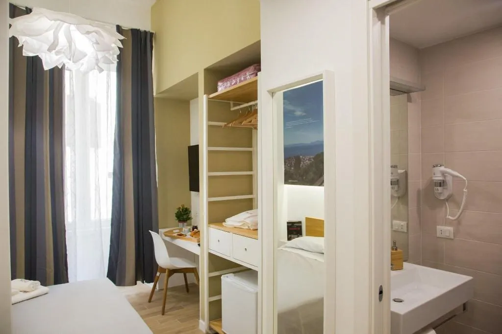 DOUBLE HONEYMOON Room, Napolinn B&B, Naples