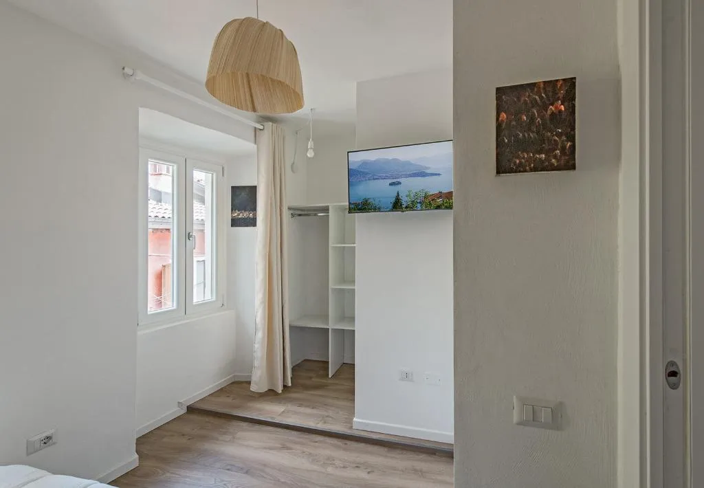 APARTMENT TWO BEDROOMS ONE BATHROOM Room, Stresa Complex Levoasi, Milan