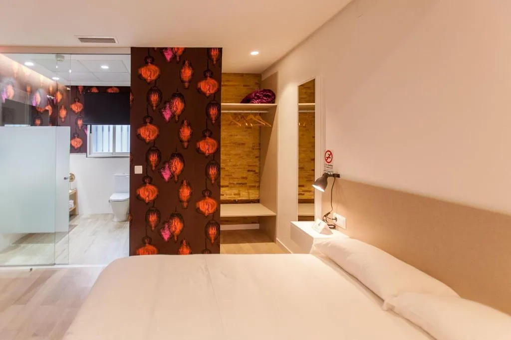 Room, Host & Home, Valencia