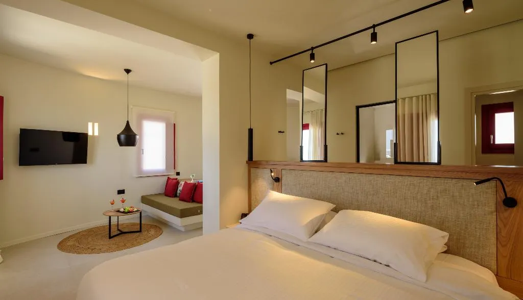 SUITE SEA VIEW WITH PRIVATE POOL Room, Potnia Theron Suites, Santorini