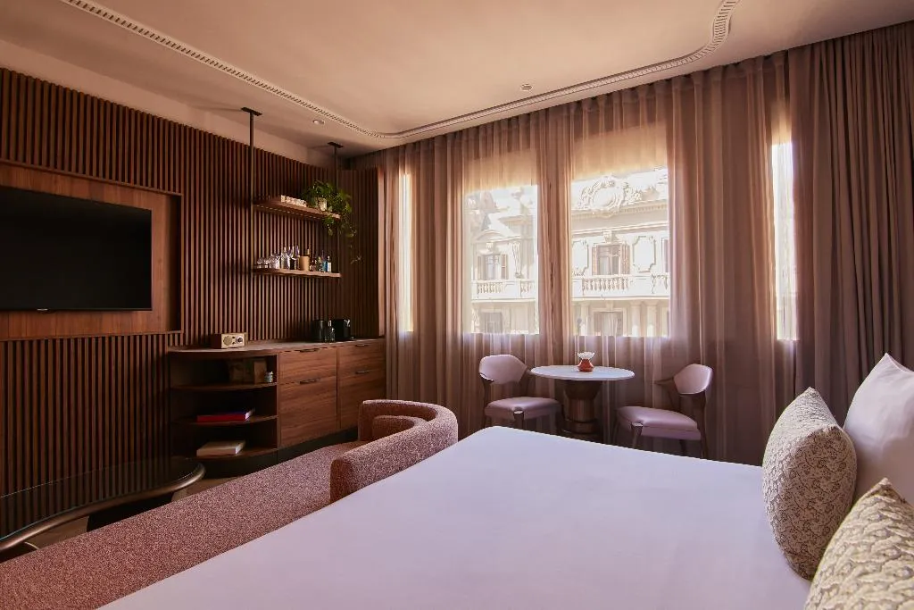 JUNIOR SUITE STANDARD Room, Grand Hotel Central, Barcelona