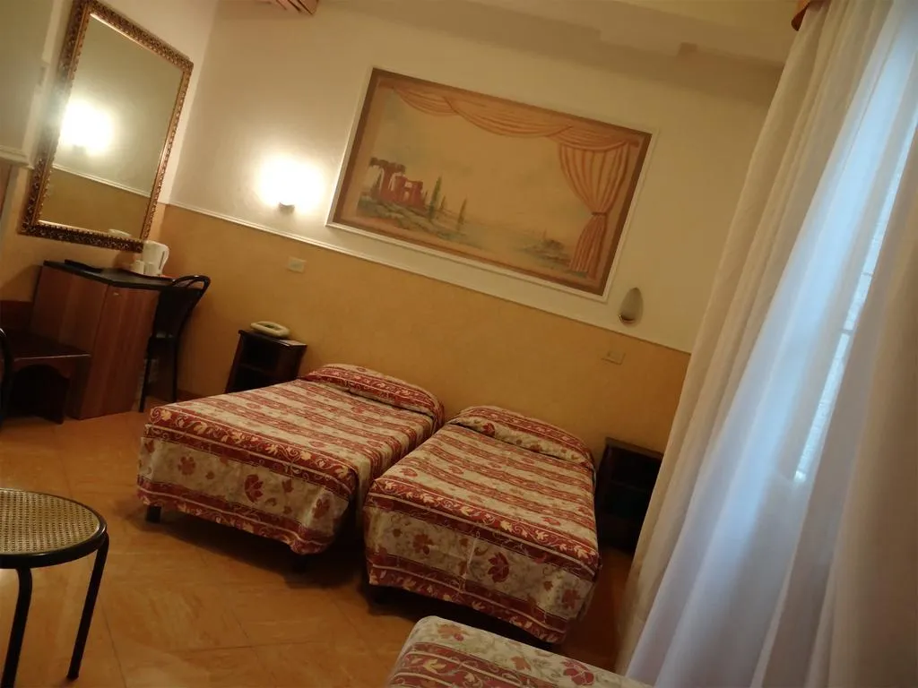 TRIPLE STANDARD Room, Ascot, Florence