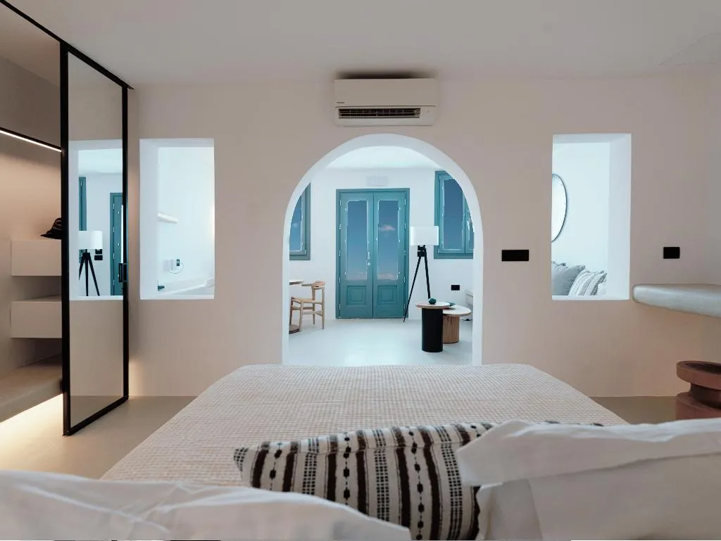 HOUSE WITH JACUZZI Room, IKIES Santorini, Santorini